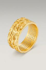 Bague 'Kumo' coloris or — anneau large à volutes de nuages sculptées en relief sur toute la circonférence, photo produit sur fond gris clair