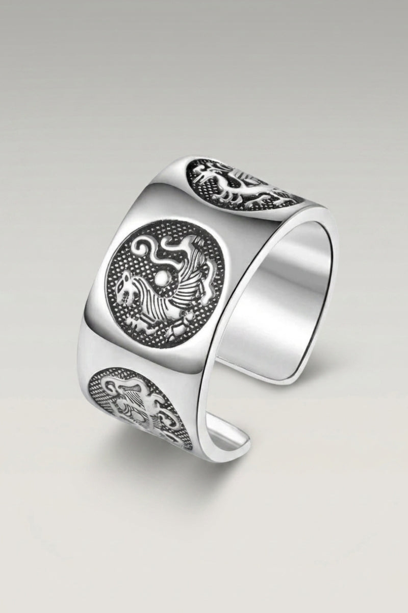 Bague Oni Yokai Monster — anneau large et ouvert portant deux médaillons gravés de créatures enroulées, photo produit sur fond gris clair