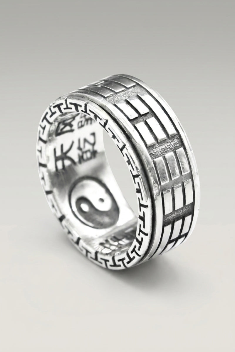Bague 'Kyoto Hono' coloris argent — anneau large à décor gravé mêlant cercle yin yang et motif de briques, photo produit sur fond gris clair
