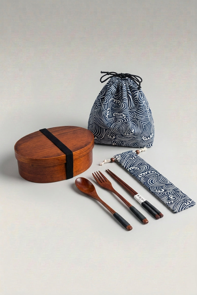 Boîte bento japonaise en bois ovale à un étage avec son sac