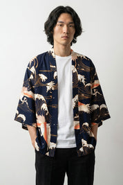 Cardigan haori Yokohama noir, vue dos : vagues filaires dorées et grues blanches en vol, style estampe Edo, veste kimono japonaise - Japanstreet
