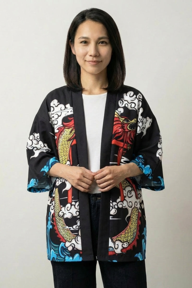 Cardigan style kimono femme Saori noir, imprimé d'une carpe koï rouge parmi nuages et vagues, porté ouvert - Japanstreet