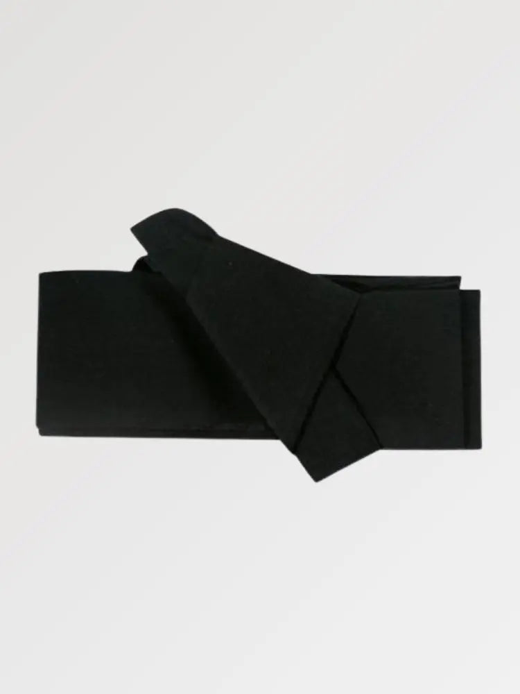 Ceinture obi 'Sapporo' pliée à plat sur fond gris, extrémités repliées l'une sur l'autre — noir profond uni, tissage serré sans motif