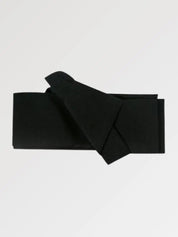 Ceinture obi 'Sapporo' pliée à plat sur fond gris, extrémités repliées l'une sur l'autre — noir profond uni, tissage serré sans motif