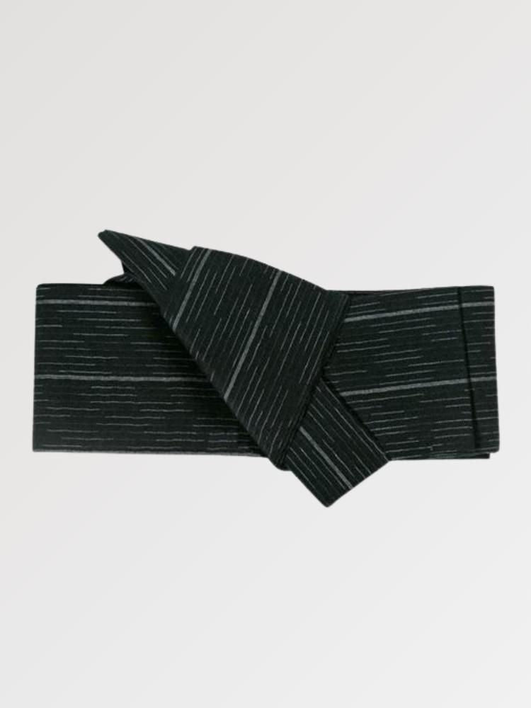 Ceinture obi 'Hikoma' pliée à plat sur fond gris, extrémités repliées l'une sur l'autre — vert sombre presque noir, fines rayures verticales dans le tissage