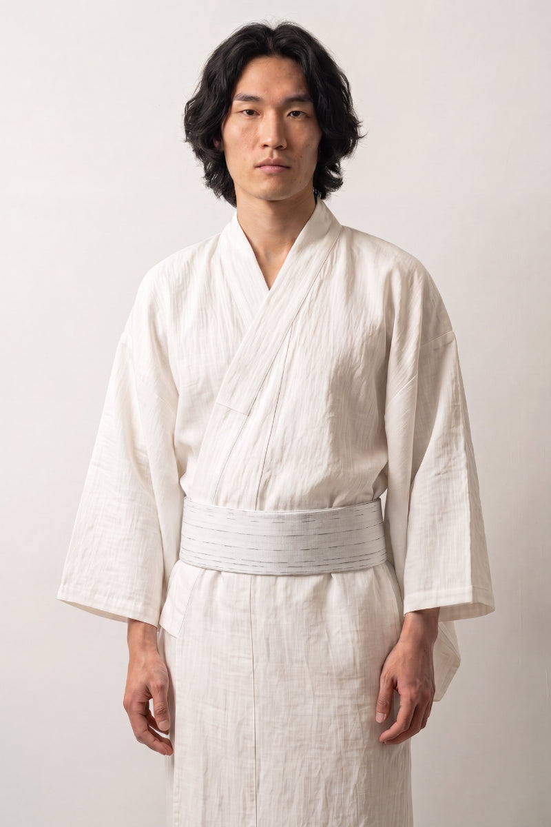 Ceinture obi 'Sakemi' portée à la taille sur un kimono blanc par un mannequin homme — gris très clair strié de traits blancs irréguliers