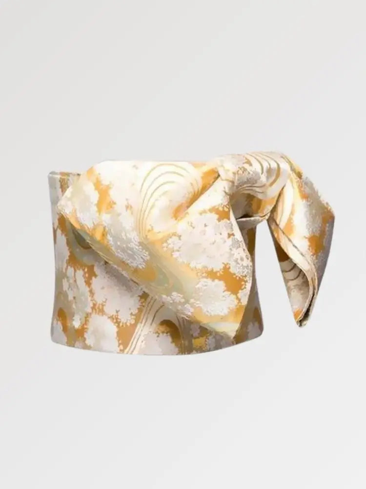 Ceinture obi 'Sanae' nouée sur un buste de mannequin, vue de trois quarts — brocart crème et or à volutes tourbillonnantes et fleurs blanches