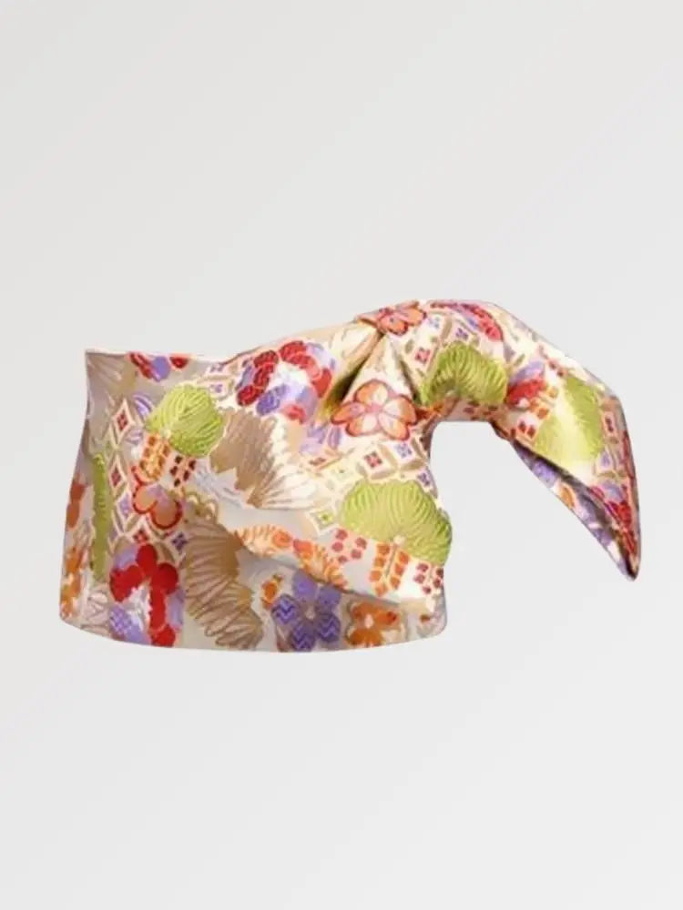 Ceinture obi 'Kaneshon' nouée sur un buste de mannequin, vue de trois quarts — brocart pastel à grandes fleurs roses, vertes et violettes