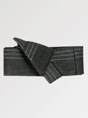 Ceinture obi 'Himeji' pliée à plat sur fond gris, extrémités repliées l'une sur l'autre — gris anthracite rayé de traits blancs discontinus