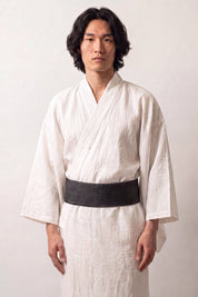 Ceinture obi 'Okayama' portée à la taille sur un kimono blanc par un mannequin homme — vert sarcelle très sombre à rayures claires régulières