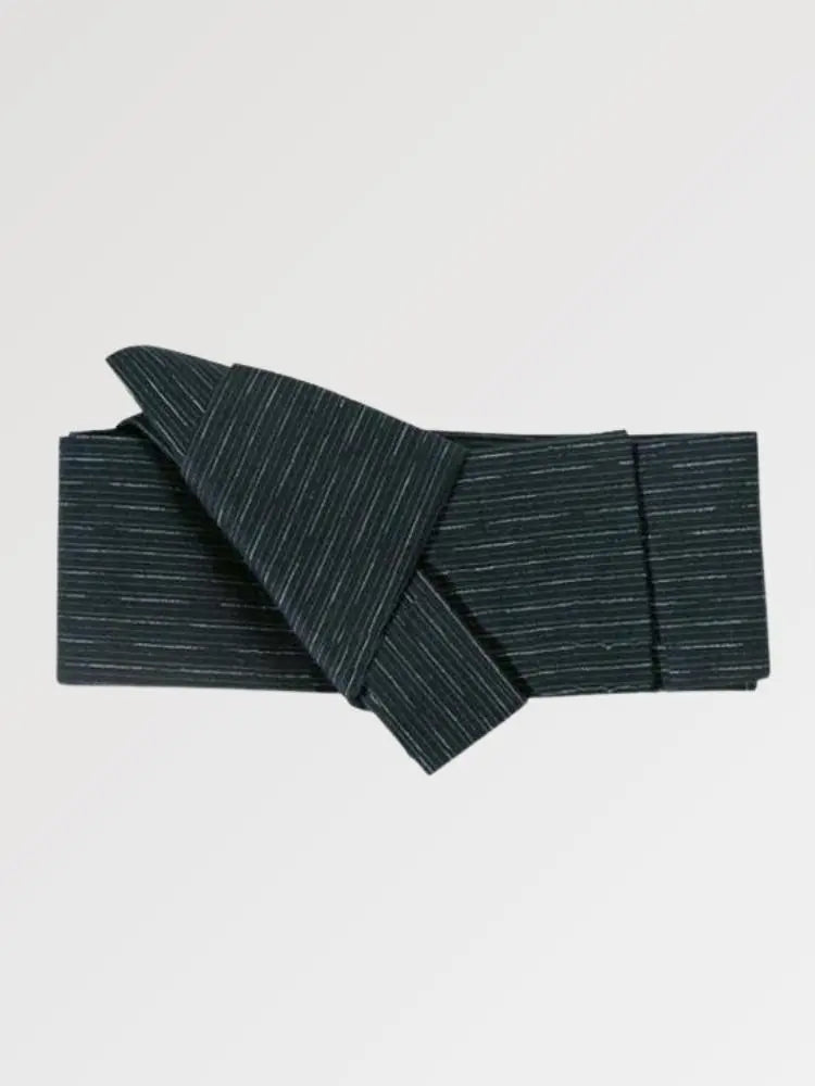 Ceinture obi 'Okayama' pliée à plat sur fond gris, extrémités repliées l'une sur l'autre — vert sarcelle très sombre à rayures claires régulières