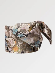 Ceinture obi 'Tachibana' nouée sur un buste de mannequin, vue de trois quarts — brocart noir couvert de fleurs argentées et dorées en camaïeu