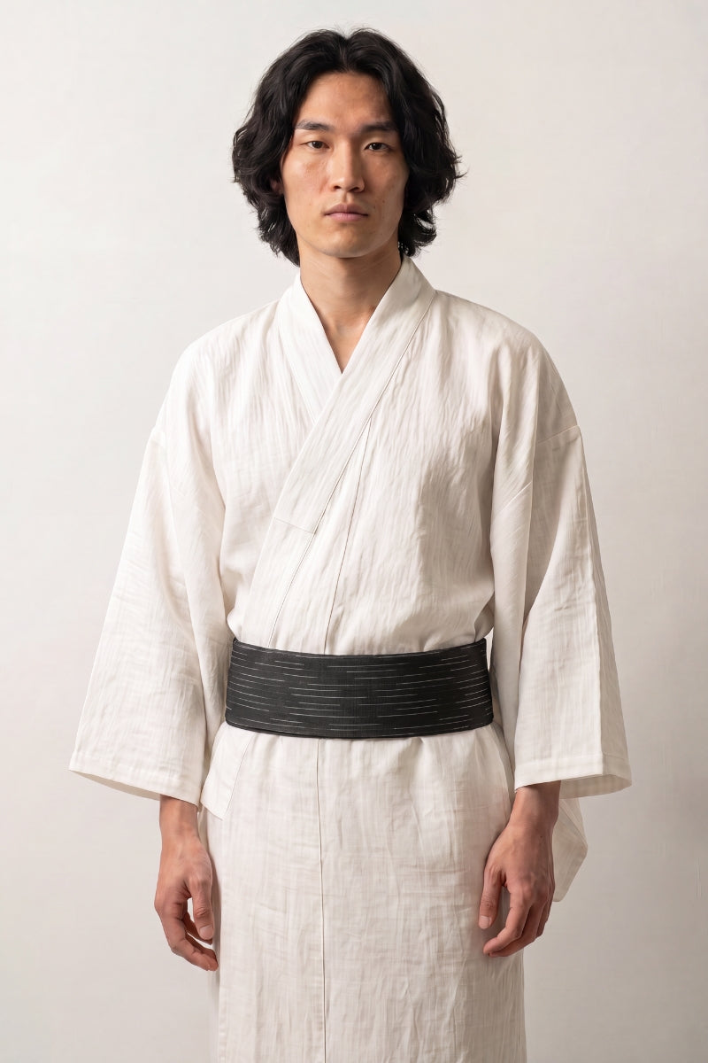 Ceinture obi 'Fukuoka' portée à la taille sur un kimono blanc par un mannequin homme — bleu nuit très sombre à fines rayures verticales ton sur ton