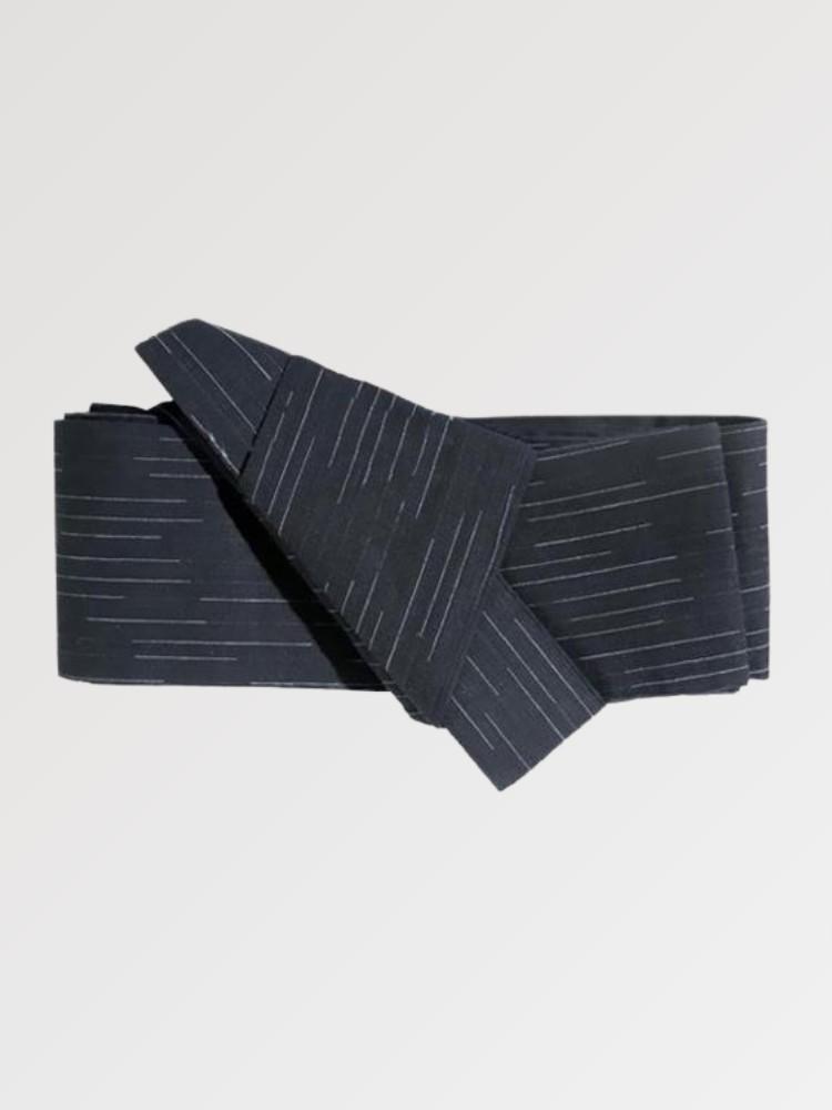 Ceinture obi 'Fukuoka' pliée à plat sur fond gris, extrémités repliées l'une sur l'autre — bleu nuit très sombre à fines rayures verticales ton sur ton