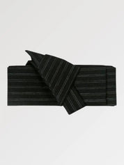 Ceinture obi 'Kyoto' pliée à plat sur fond gris, extrémités repliées l'une sur l'autre — noir à côtes fines et régulières sur toute la largeur