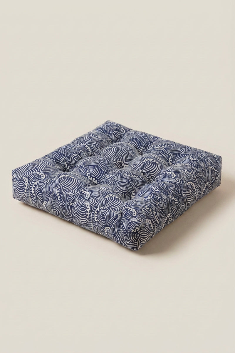 Coussin japonais 'Yashio' imprimé de vagues bleu marine — coussin de chaise carré et épais, angles piqués et attaches sur l'arrière