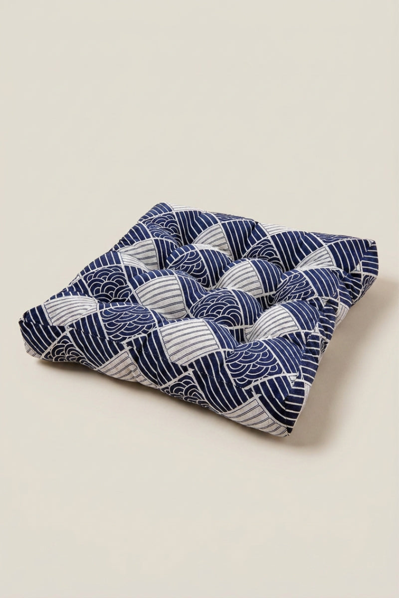 Coussin japonais 'Yashio' imprimé à damier bleu et blanc — coussin de chaise carré et épais, angles piqués et attaches sur l'arrière