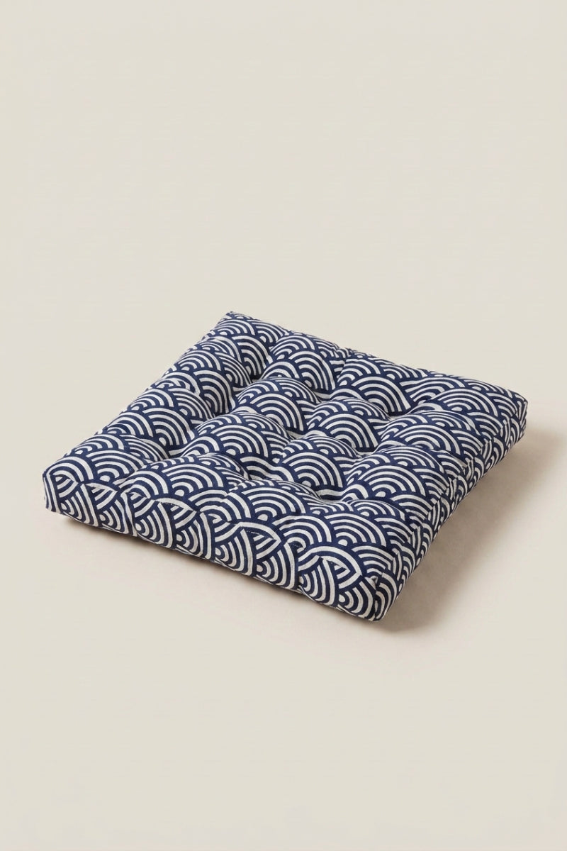 Coussin japonais 'Yashio' imprimé de vagues seigaiha bleu et blanc — coussin de chaise carré et épais, angles piqués et attaches sur l'arrière