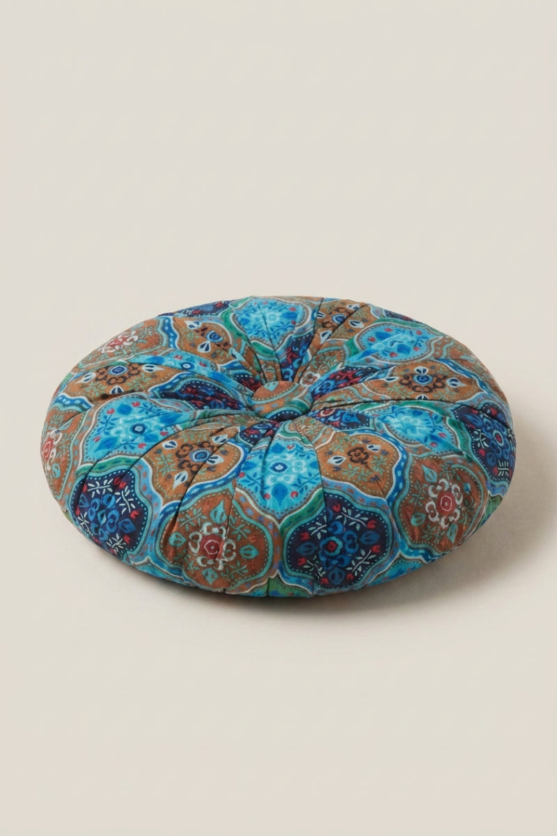 Coussin japonais 'Wutapon' coloris bleu à motif floral turquoise — coussin de sol rond à motif floral dense et coutures rayonnant depuis le bouton central