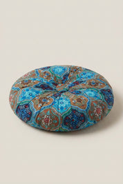 Coussin japonais 'Wutapon' coloris bleu à motif floral turquoise — coussin de sol rond à motif floral dense et coutures rayonnant depuis le bouton central