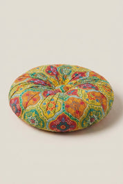 Coussin japonais 'Wutapon' coloris jaune à motif floral multicolore — coussin de sol rond à motif floral dense et coutures rayonnant depuis le bouton central