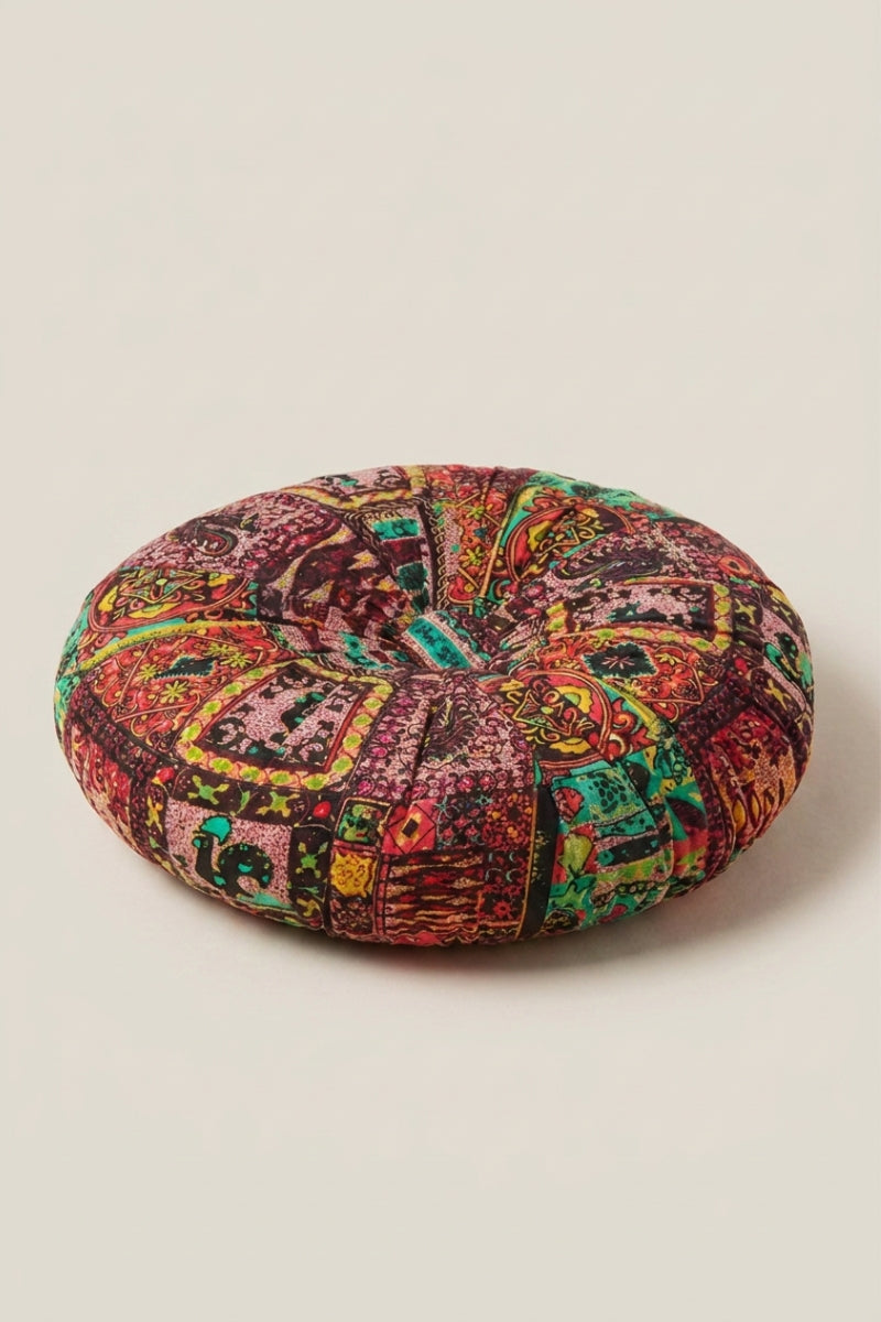 Coussin japonais 'Wutapon' coloris rouge à motif polychrome dense — coussin de sol rond à motif floral dense et coutures rayonnant depuis le bouton central