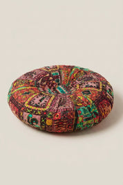 Coussin japonais 'Wutapon' coloris rouge à motif polychrome dense — coussin de sol rond à motif floral dense et coutures rayonnant depuis le bouton central