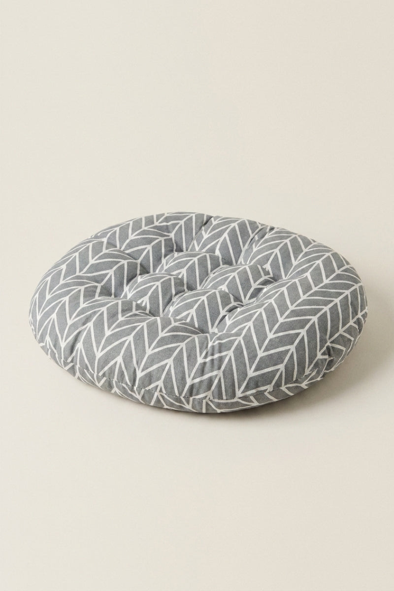 Coussin japonais 'Kiruto' imprimé de chevrons gris et blancs — coussin de sol rond capitonné en tissu imprimé, surpiqûres régulières et bord rebondi