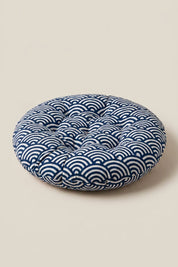 Coussin japonais 'Kiruto' imprimé de vagues seigaiha bleu marine — coussin de sol rond capitonné en tissu imprimé, surpiqûres régulières et bord rebondi