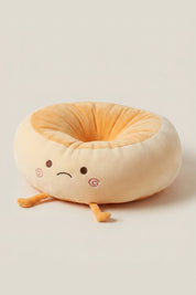 Coussin japonais 'Itami' expression aux yeux fermés — coussin de sol en peluche crème en forme de personnage à joues roses, centre orange et petits pieds