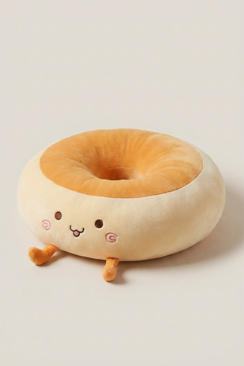 Coussin japonais 'Itami' expression rieuse vue de face — coussin de sol en peluche crème en forme de personnage à joues roses, centre orange et petits pieds