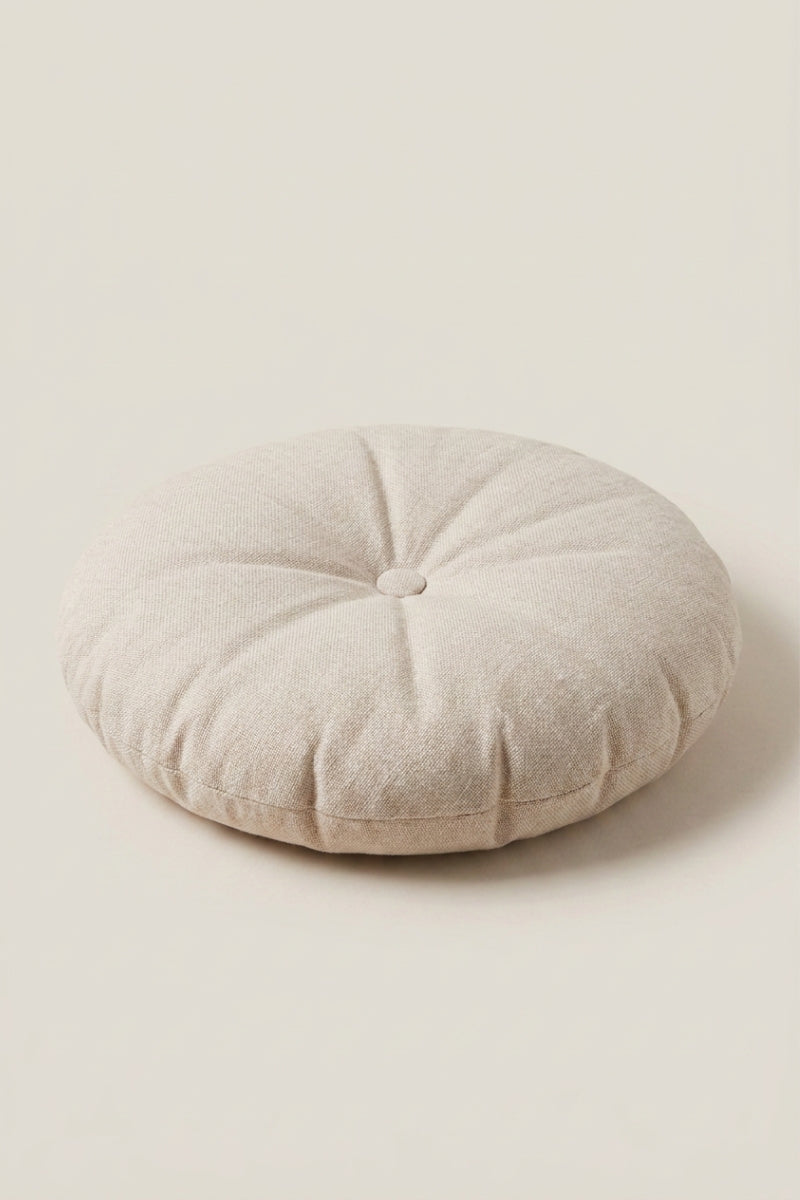 Coussin japonais 'Kadoma' — coussin de sol rond uni à bouton central capitonné, tissu mat sans motif, coloris beige clair, photo produit sur fond beige