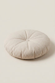 Coussin japonais 'Kadoma' — coussin de sol rond uni à bouton central capitonné, tissu mat sans motif, coloris beige clair, photo produit sur fond beige