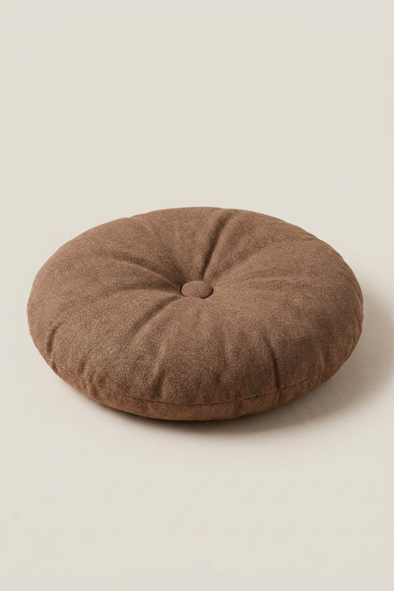 Coussin japonais 'Kadoma' — coussin de sol rond uni à bouton central capitonné, tissu mat sans motif, coloris brun chocolat, photo produit sur fond beige