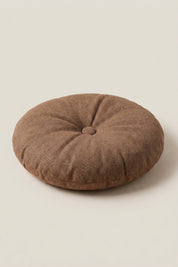 Coussin japonais 'Kadoma' — coussin de sol rond uni à bouton central capitonné, tissu mat sans motif, coloris brun chocolat, photo produit sur fond beige