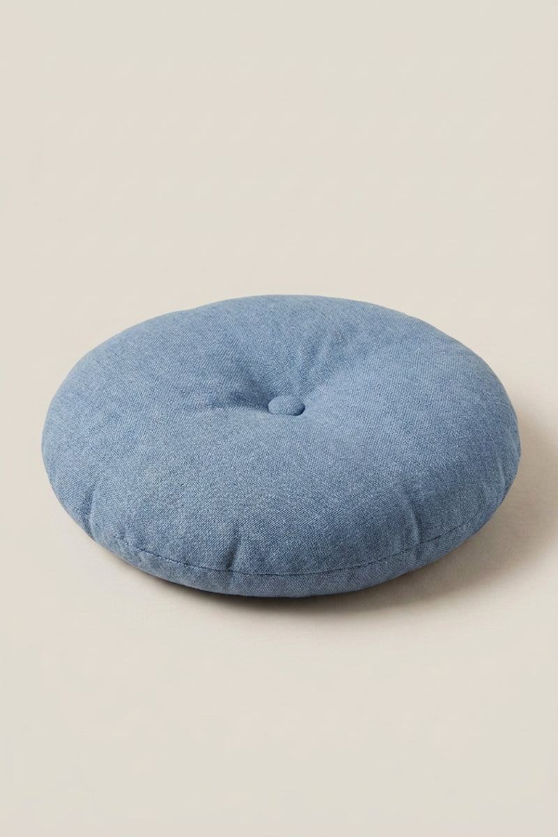 Coussin japonais 'Kadoma' — coussin de sol rond uni à bouton central capitonné, tissu mat sans motif, coloris bleu ardoise, photo produit sur fond beige