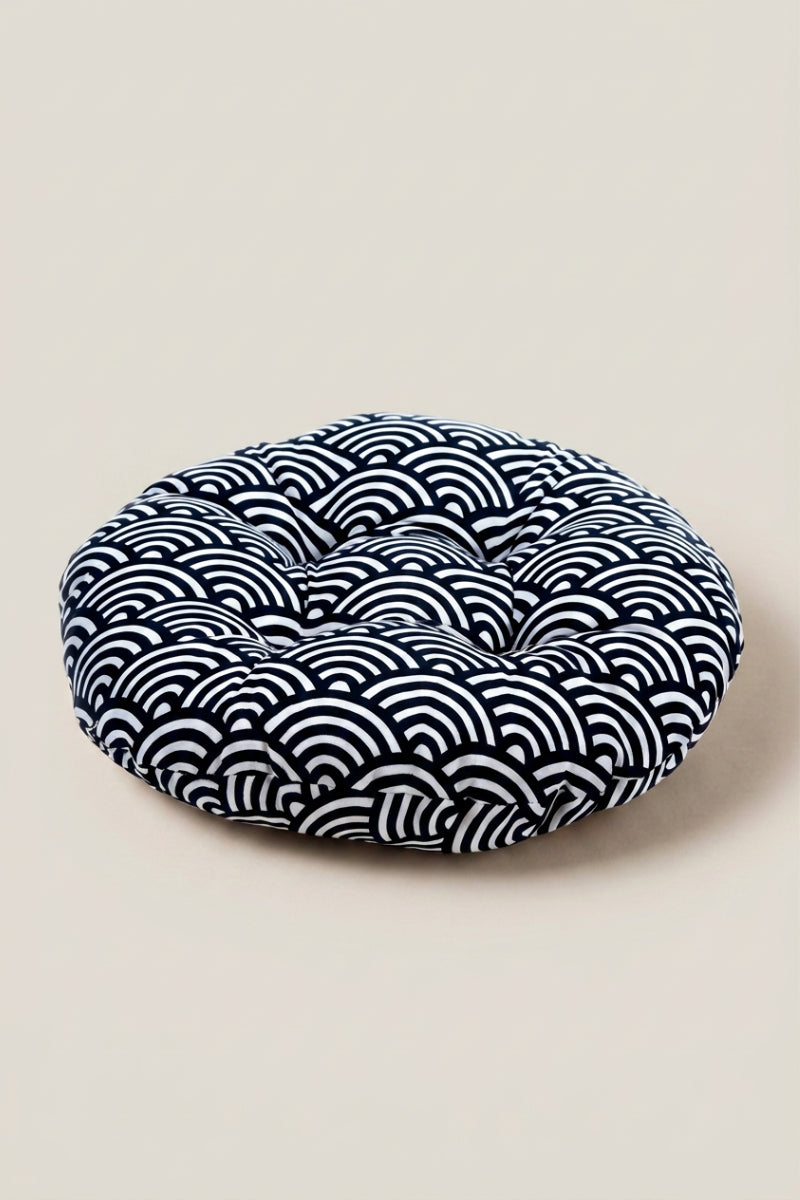 Coussin japonais 'Tsumigo' — zabuton rond et plat en coton imprimé, bord piqué et garnissage régulier, imprimé de nuages gris-bleu, photo produit sur fond beige
