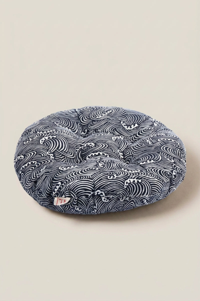 Coussin japonais 'Tsumigo' imprimé à damier bleu et blanc — zabuton rond et plat en coton imprimé, bord piqué et garnissage régulier