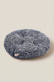 Coussin japonais 'Tsumigo' imprimé à damier bleu et blanc — zabuton rond et plat en coton imprimé, bord piqué et garnissage régulier