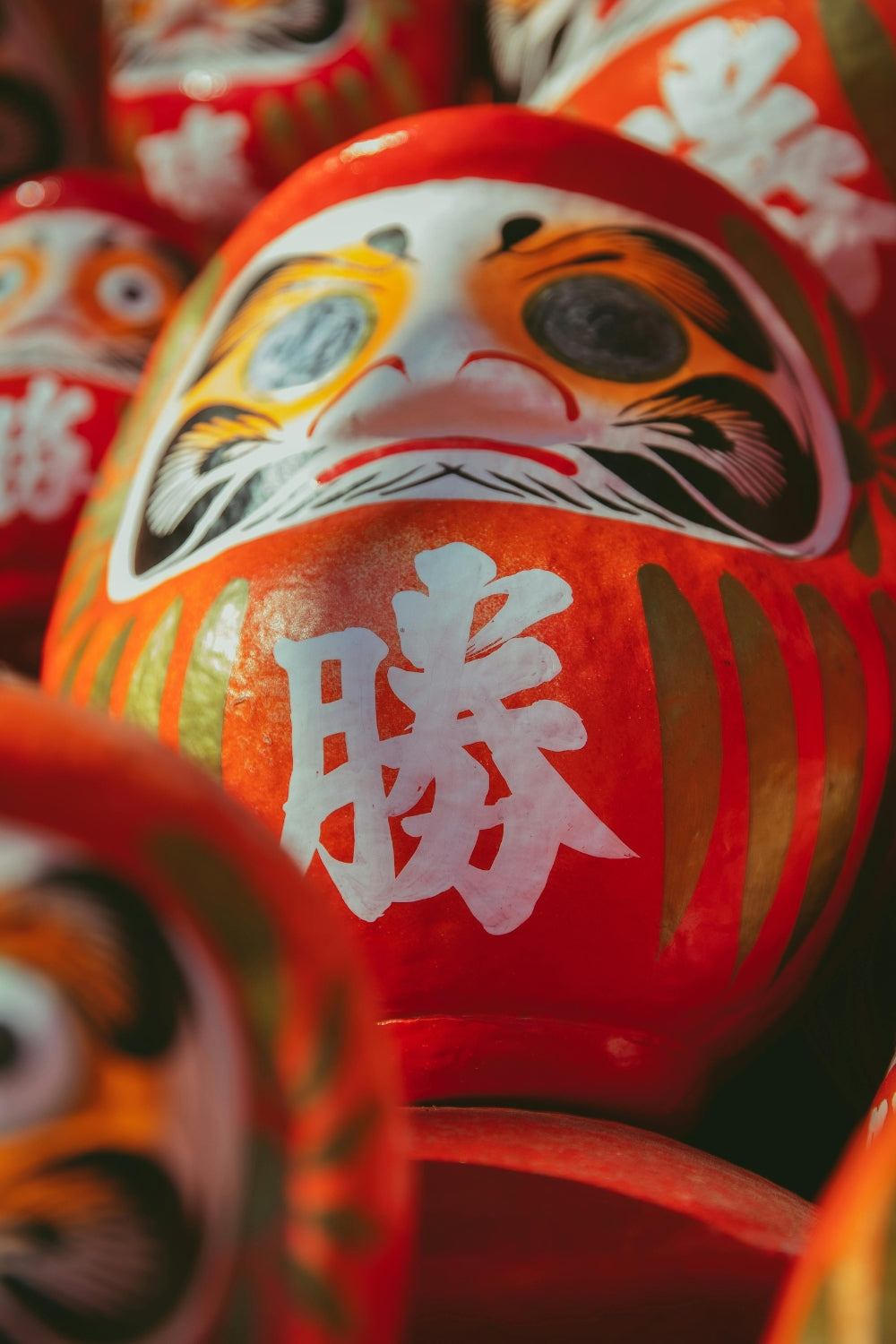Poupées Daruma rouges symbolisant la persévérance et la réussite, représentant les symboles japonais traditionnels – Japanstreet