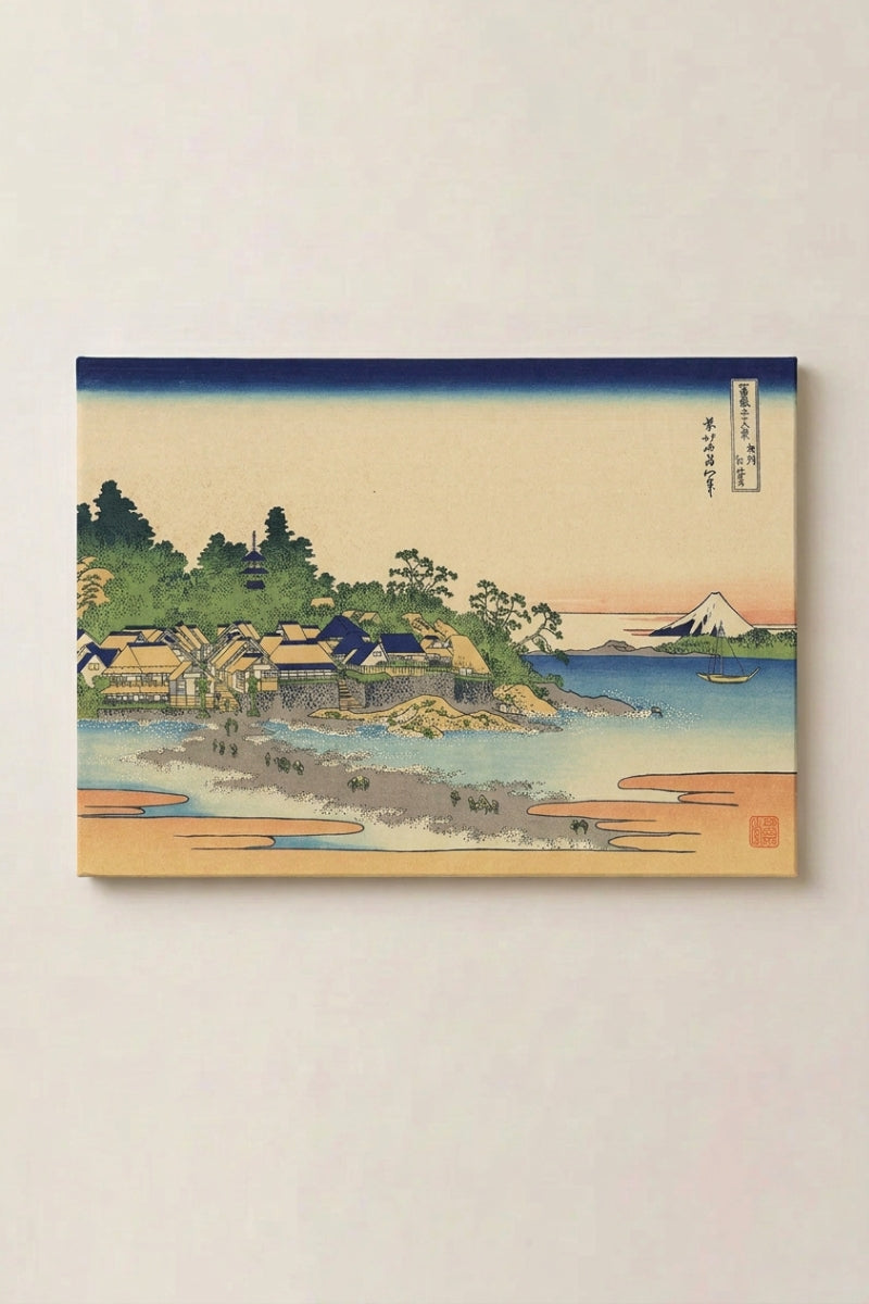 Estampe japonaise 'Hiroshige' en panneau encadré sur mur beige — presqu'île boisée reliée à la côte par une langue de sable, Fuji pâle au-dessus de la baie