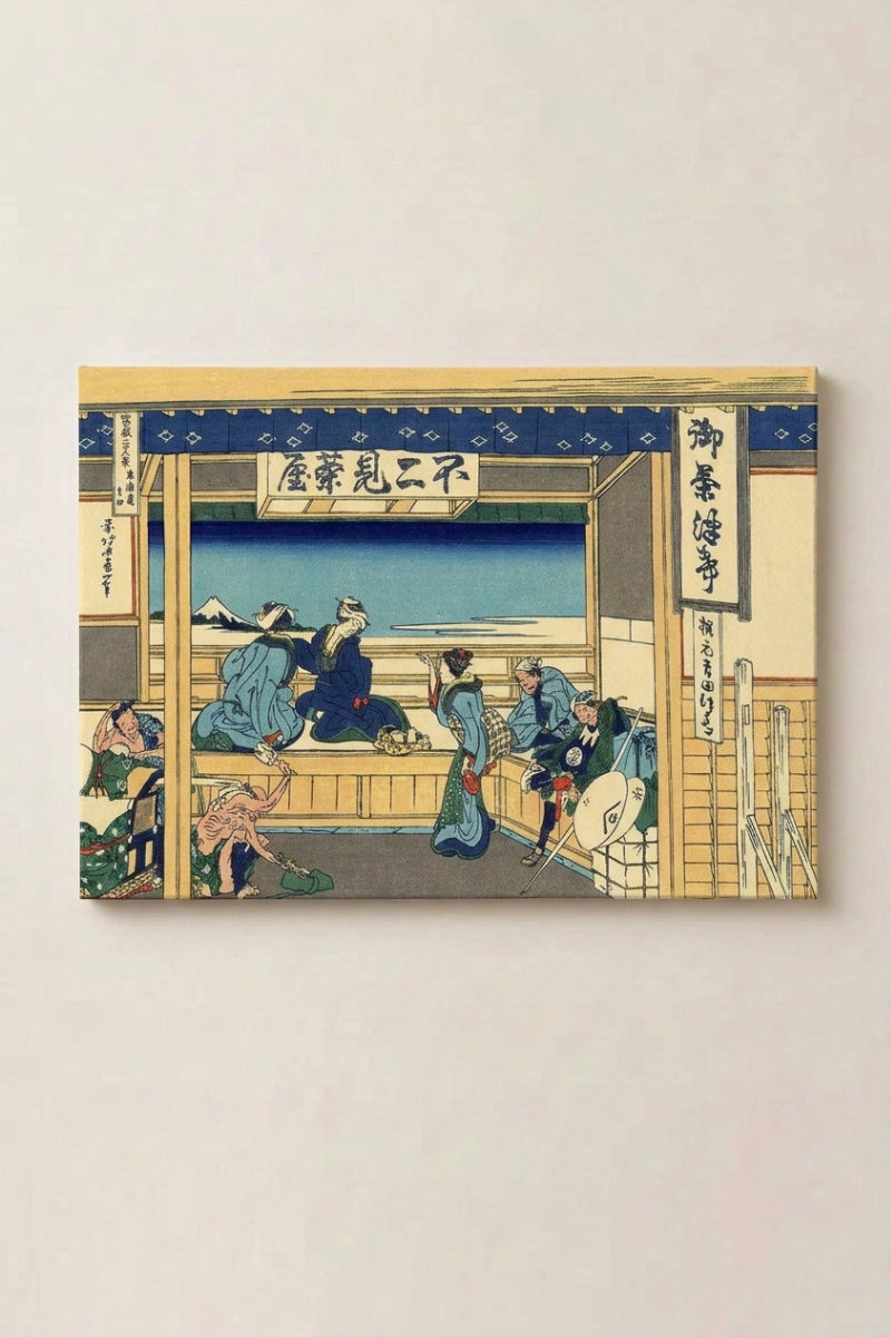 Estampe japonaise 'Shiata' en panneau encadré sur mur beige — devanture de boutique aux stores bleus et or, personnages attablés sous l'auvent, Fuji au fond