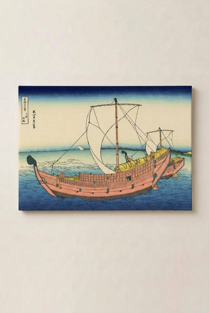 Estampe japonaise 'Hansen' en panneau encadré sur mur beige — grand voilier de commerce aux voiles blanches déployées sur une mer bleue, Fuji derrière la côte