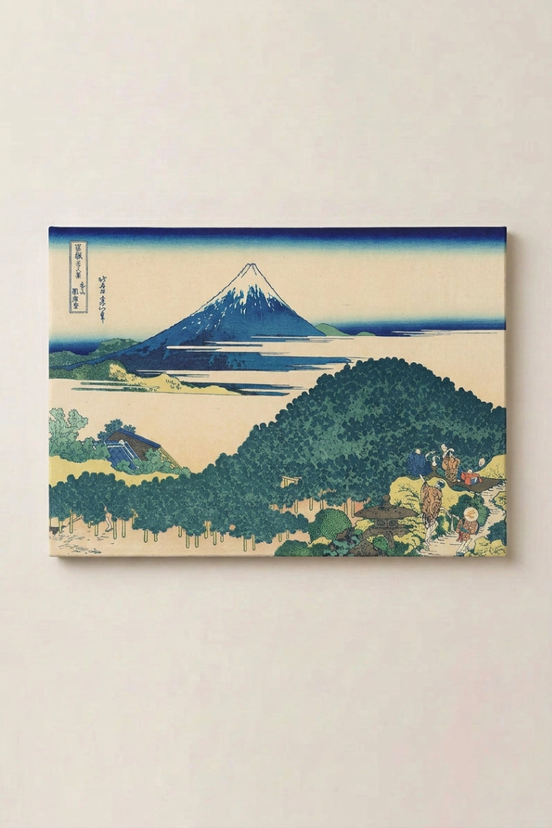 Estampe japonaise 'Akigo' présentée en panneau encadré sur un mur beige — mont Fuji bleu profond surgissant derrière une colline densément boisée, ciel clair