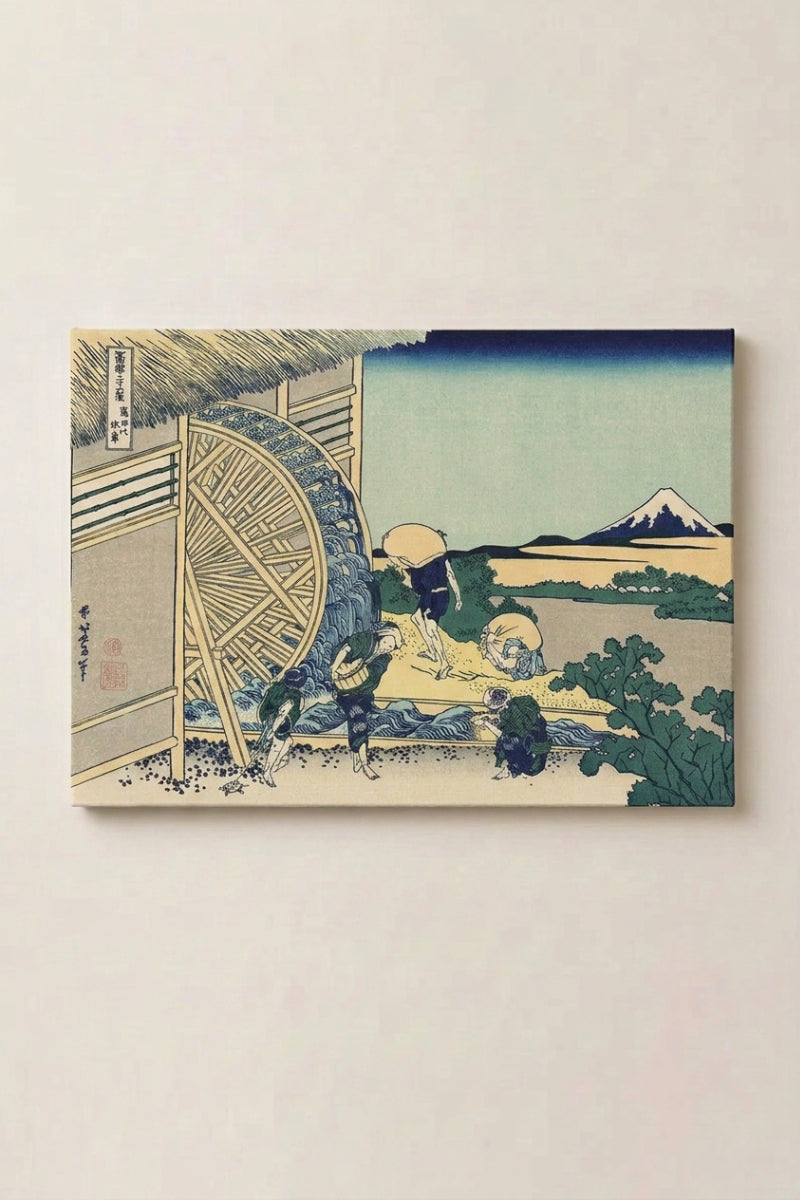 Estampe japonaise 'Shigoto' en panneau encadré sur mur beige — grande roue à aubes de moulin et paysans au bord de l'eau, mont Fuji derrière les arbres