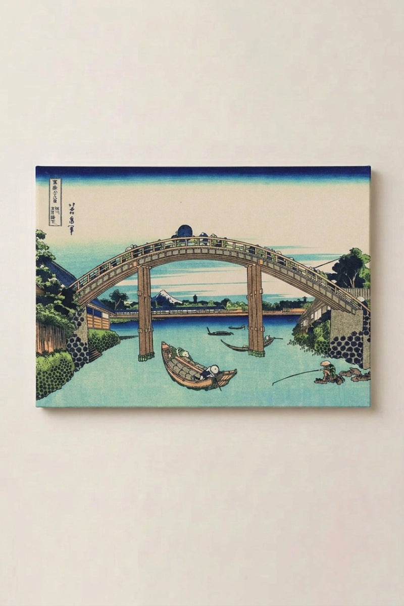 Estampe japonaise 'Hashi' en panneau encadré sur mur beige — grand pont de bois en arc franchissant une rivière turquoise parcourue de barques, Fuji derrière