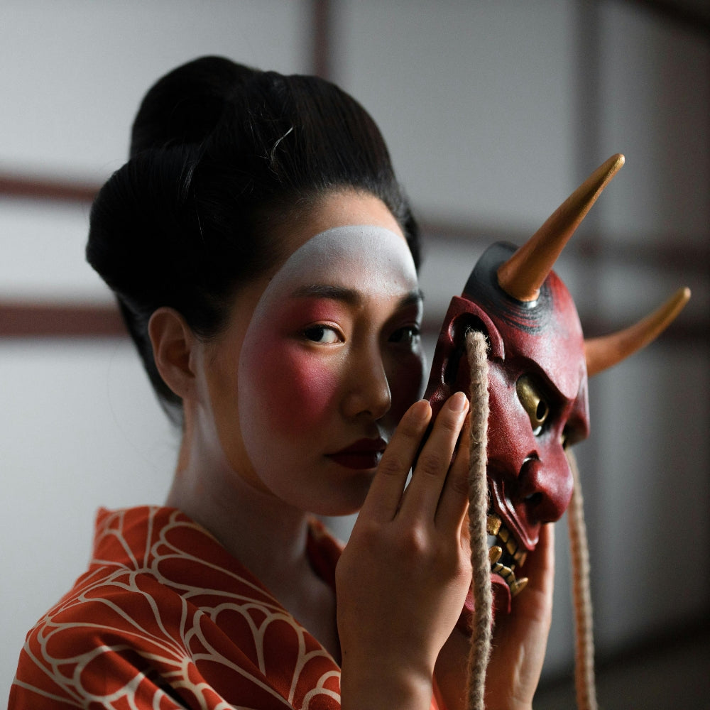 Femme japonaise en kimono tenant un masque Hannya traditionnel, illustrant l’univers des accessoires japonais culturels et modernes – Japanstreet