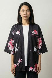 Cardigan kimono femme Sakura x Geiko noir, imprimé d'une geisha sous les cerisiers roses et une grue, porté ouvert - Japanstreet