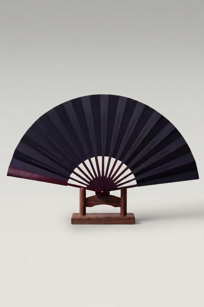 Grand éventail pliant japonais 'Kisho' ouvert vue rapprochée — feuille blanche à liseré foncé et large monture apparente à lames espacées