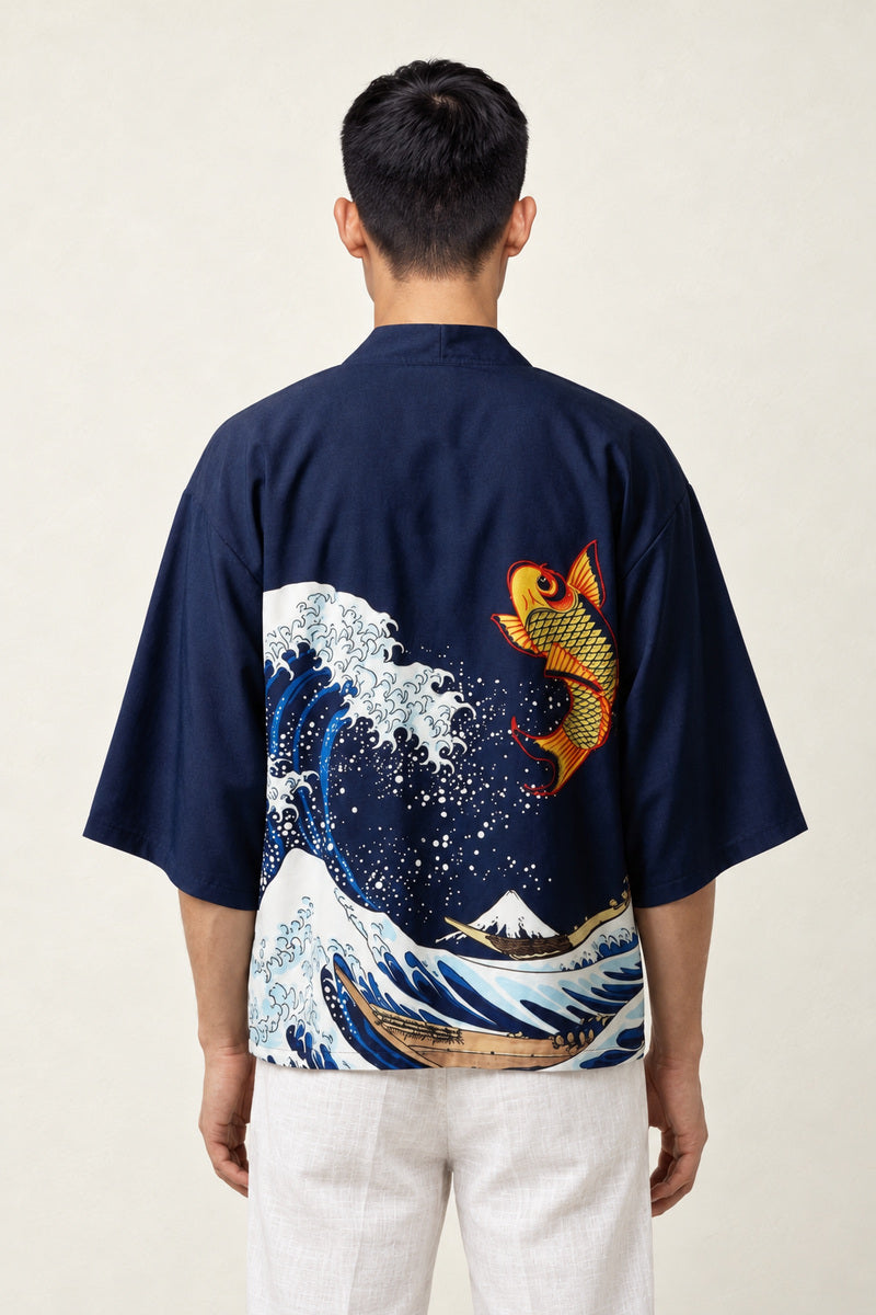 Haori Homme Kanagawa porté par un homme, vue de dos coloris marine.